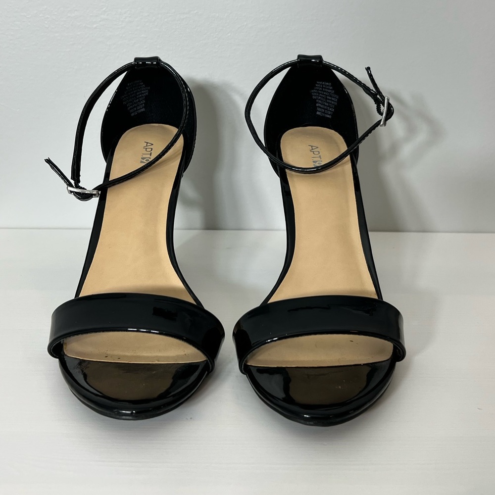 Simple black patent party pump - Picture 3 of 5